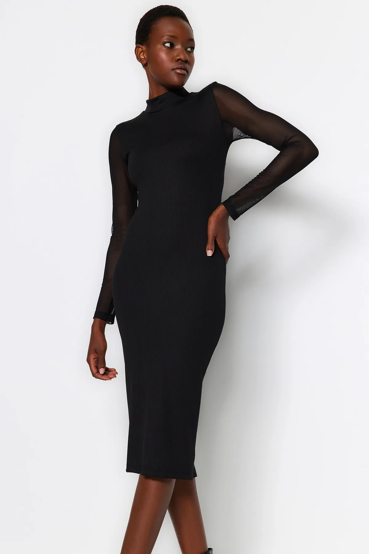 Trendyol Collection  Schwarzes, elegant geschnittenes Midi-Tüllkleid mit hohem Kragen und geripptem, flexiblem Strickkleid TWOAW24EL00177