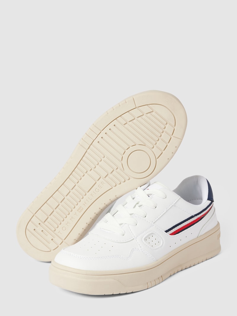 Sneaker mit Label-Details in weiß