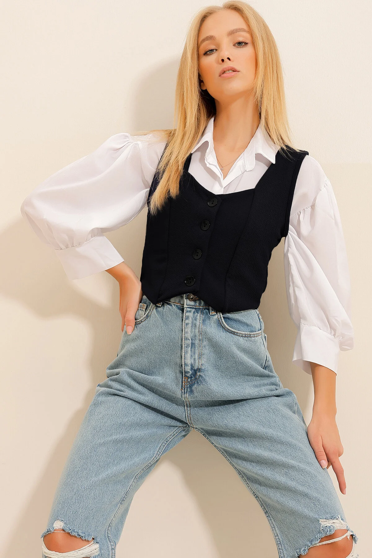 Trend Alaçatı Stili  Schwarze kurze Weste mit Herzkragen und Knopfleiste für Damen ALC-X11053