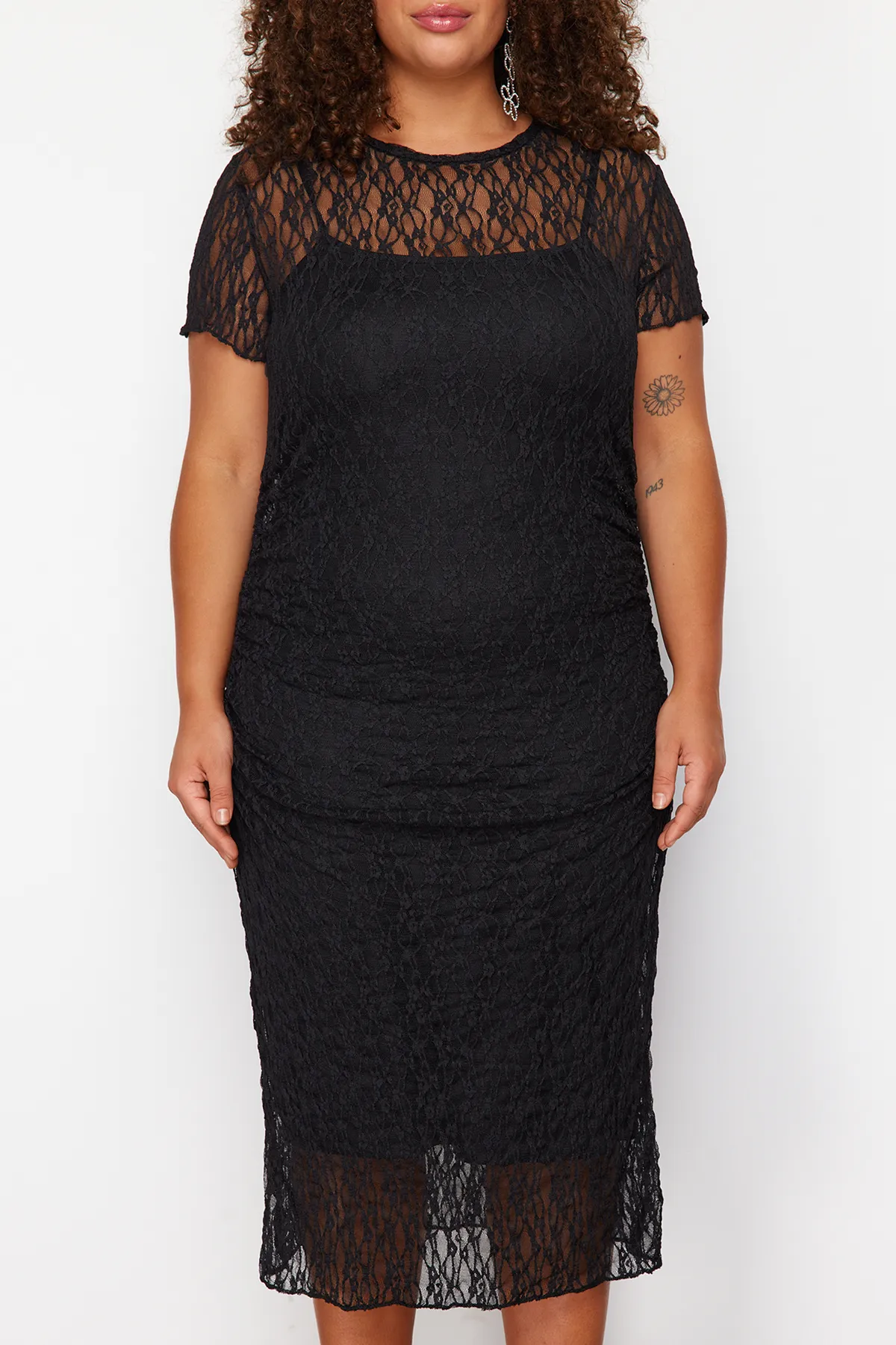 Trendyol Curve  Schwarzes Midi-Strickkleid aus Spitze TBBSS24AH00026