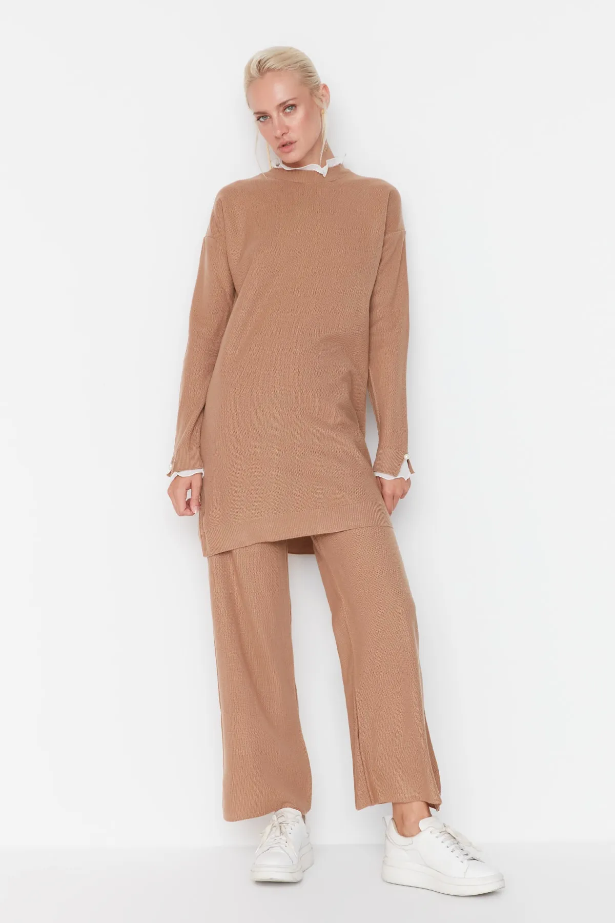 Trendyol Modest  Kamelfarbenes Strickset aus Pullover und Hose mit Perlen- und Tülldetails TCTAW23US00088