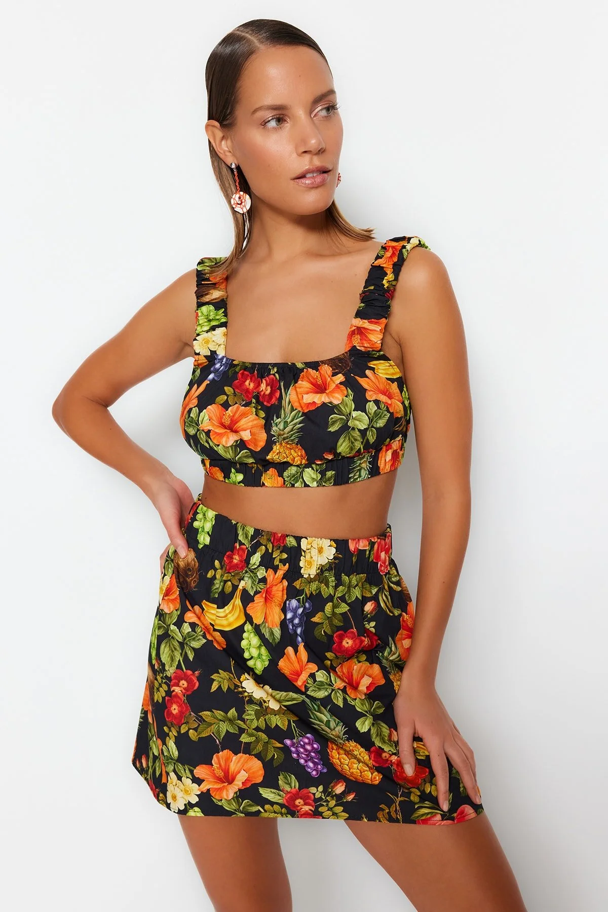 Trendyol Collection  Blusen- und Rock-Set aus 100 % Baumwolle mit Obstmuster und gerafftem Webmuster TBESS23AU00170