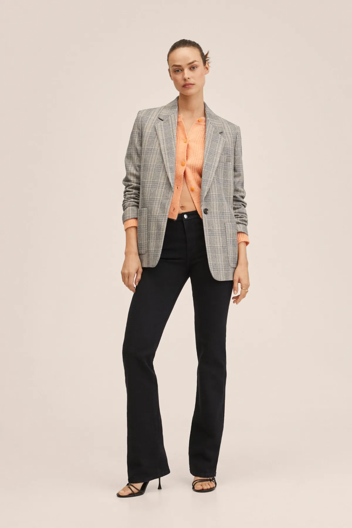 MANGO  Damenjeans aus schwarzem Denim 27003278