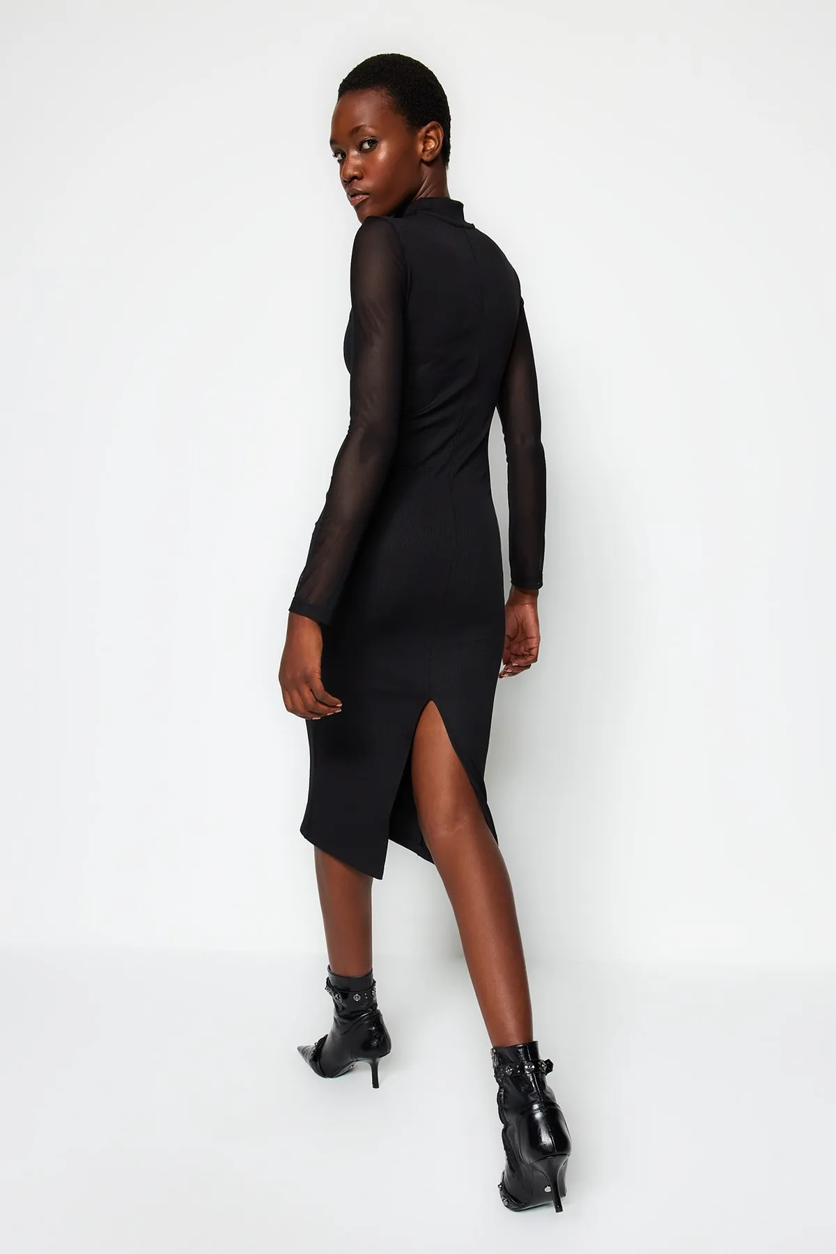 Trendyol Collection  Schwarzes, elegant geschnittenes Midi-Tüllkleid mit hohem Kragen und geripptem, flexiblem Strickkleid TWOAW24EL00177
