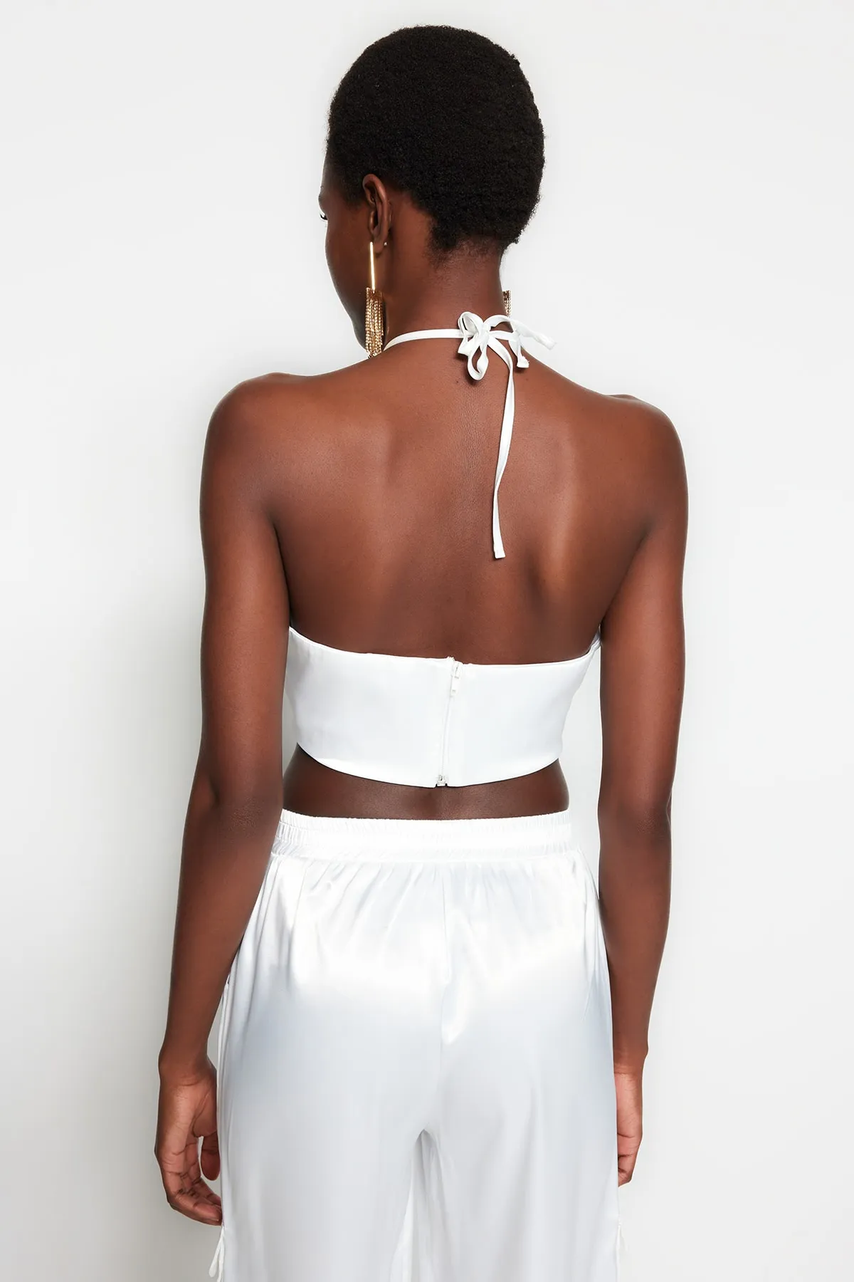 Trendyol Collection  Ecrufarbenes, bauchfreies, gefüttertes Satin-Bustier mit gewebten Accessoires TPRSS23BS00024