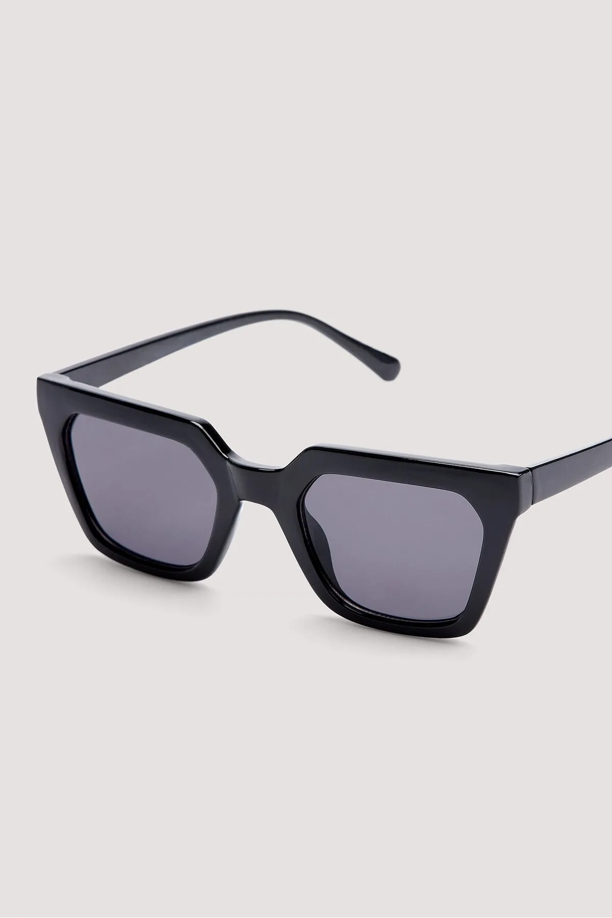 NA-KD  Eckige Sonnenbrille mit scharfer Kante