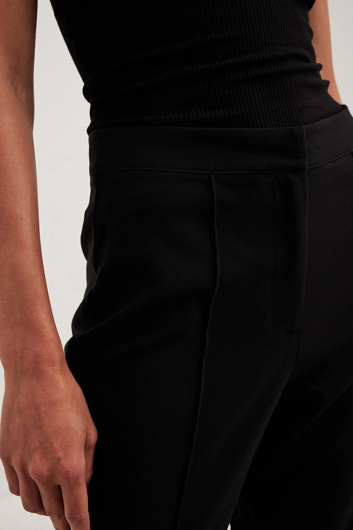 Crop-Hose mit angepassten Nähten und hoher Taille