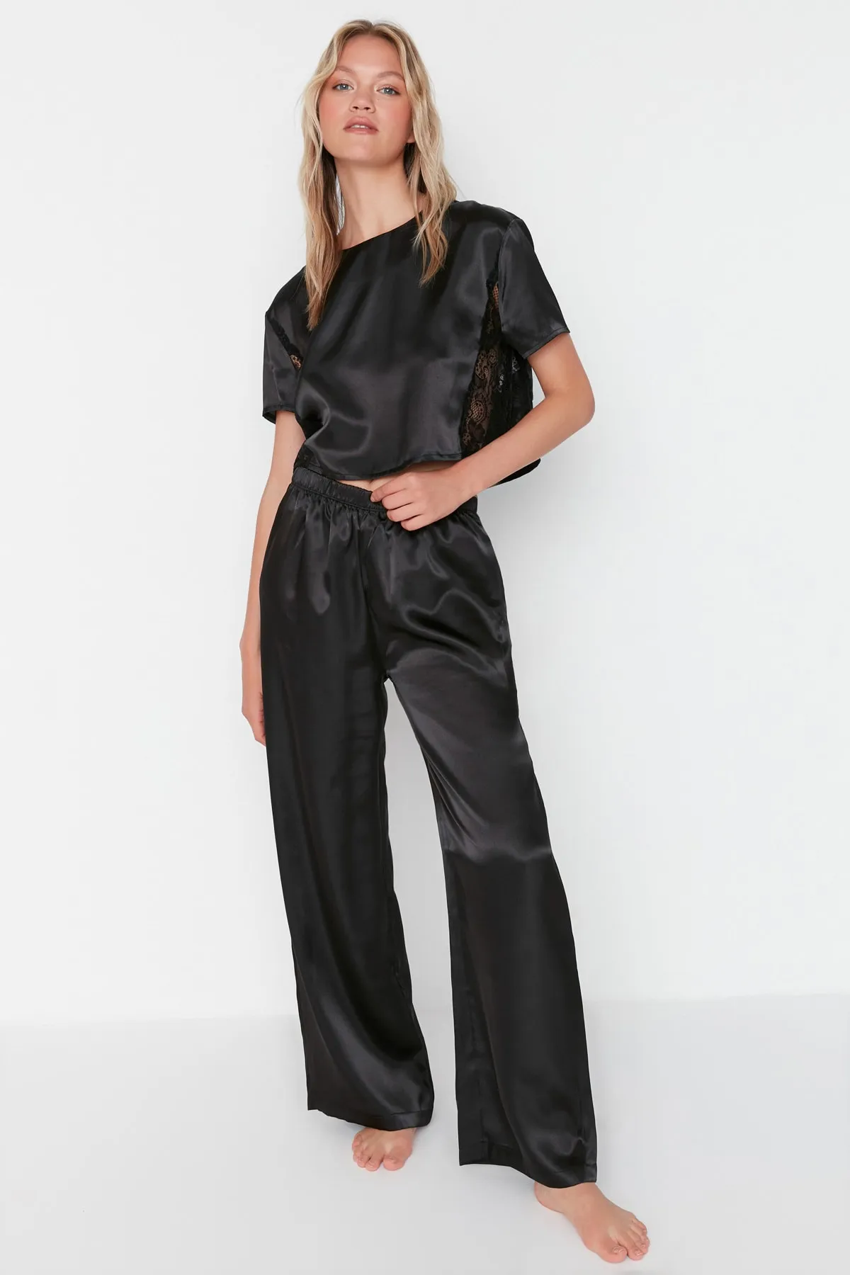 Trendyol Collection  Schwarzes Pyjama-Set aus Satingewebe mit Spitzendetails THMAW23PT00084
