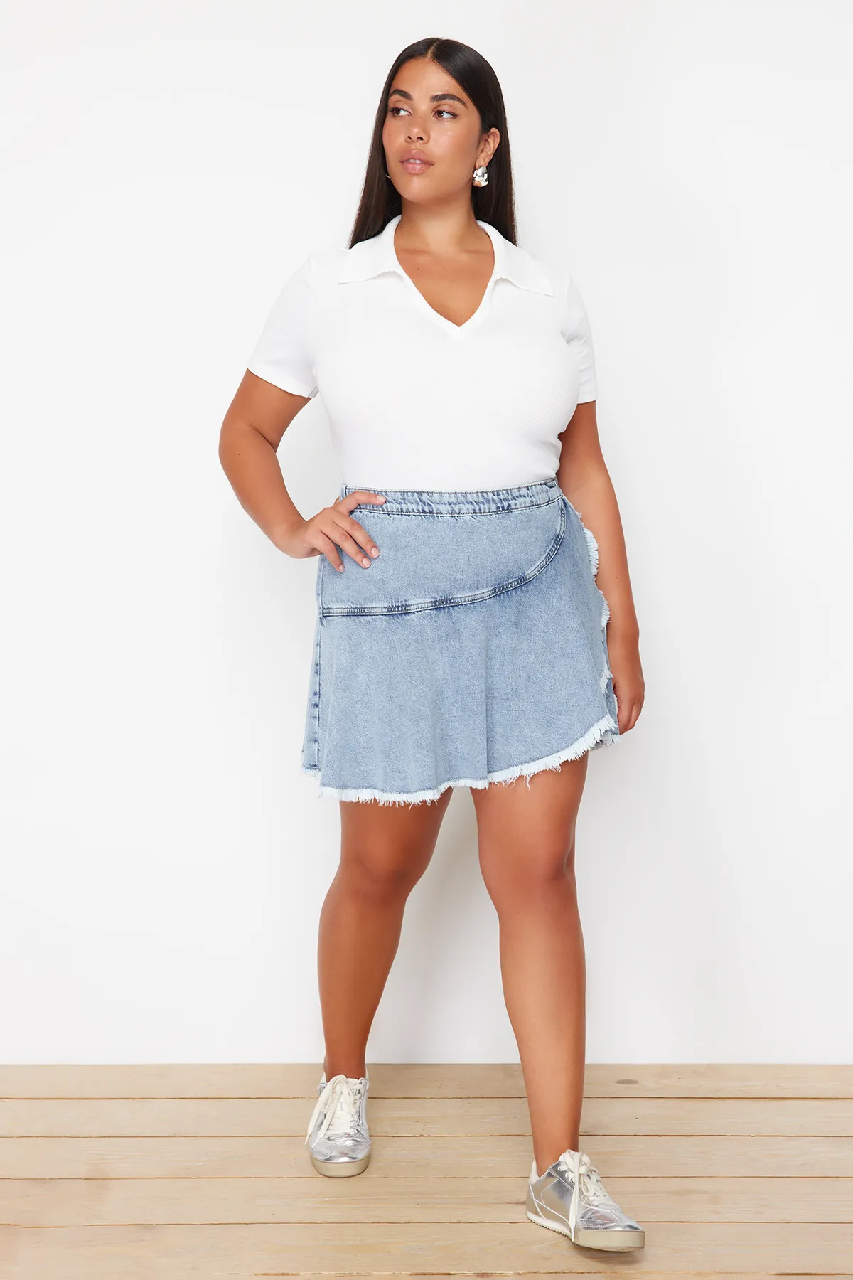 Trendyol Curve  Hellblauer Mini-Jeansshortsrock mit Schwungrad-Detail TBBSS24AP00027