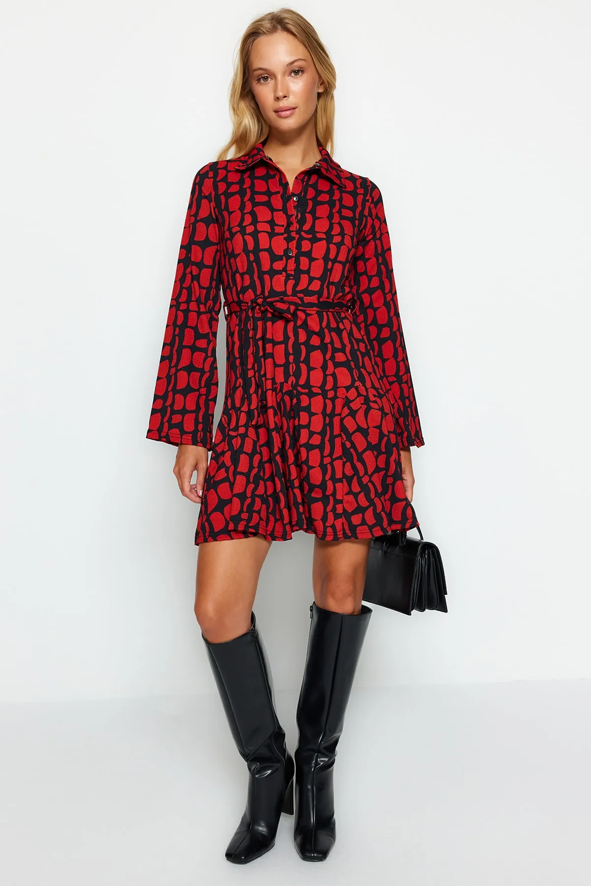 Trendyol Collection  Burgunderfarbenes Mini-Strickkleid mit Wickel-/strukturiertem Print, Rollkragen und Taillengürtel TWOAW24EL00351