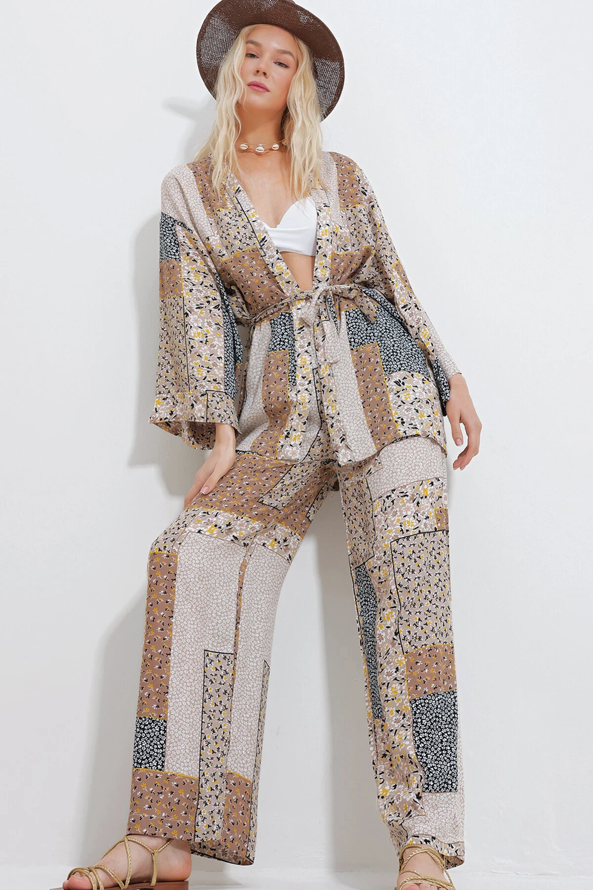 Trend Alaçatı Stili  Set aus beige-schwarzer Kimono-Jacke und Palazzo-Hose für Damen ALC-X11594