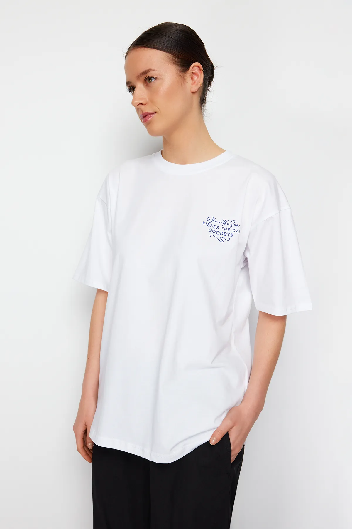 Trendyol Collection  Weißes Premium Oversize/Weit geschnittenes Rundhals-Strick-T-Shirt mit Aufdruck TWOSS24TS00085