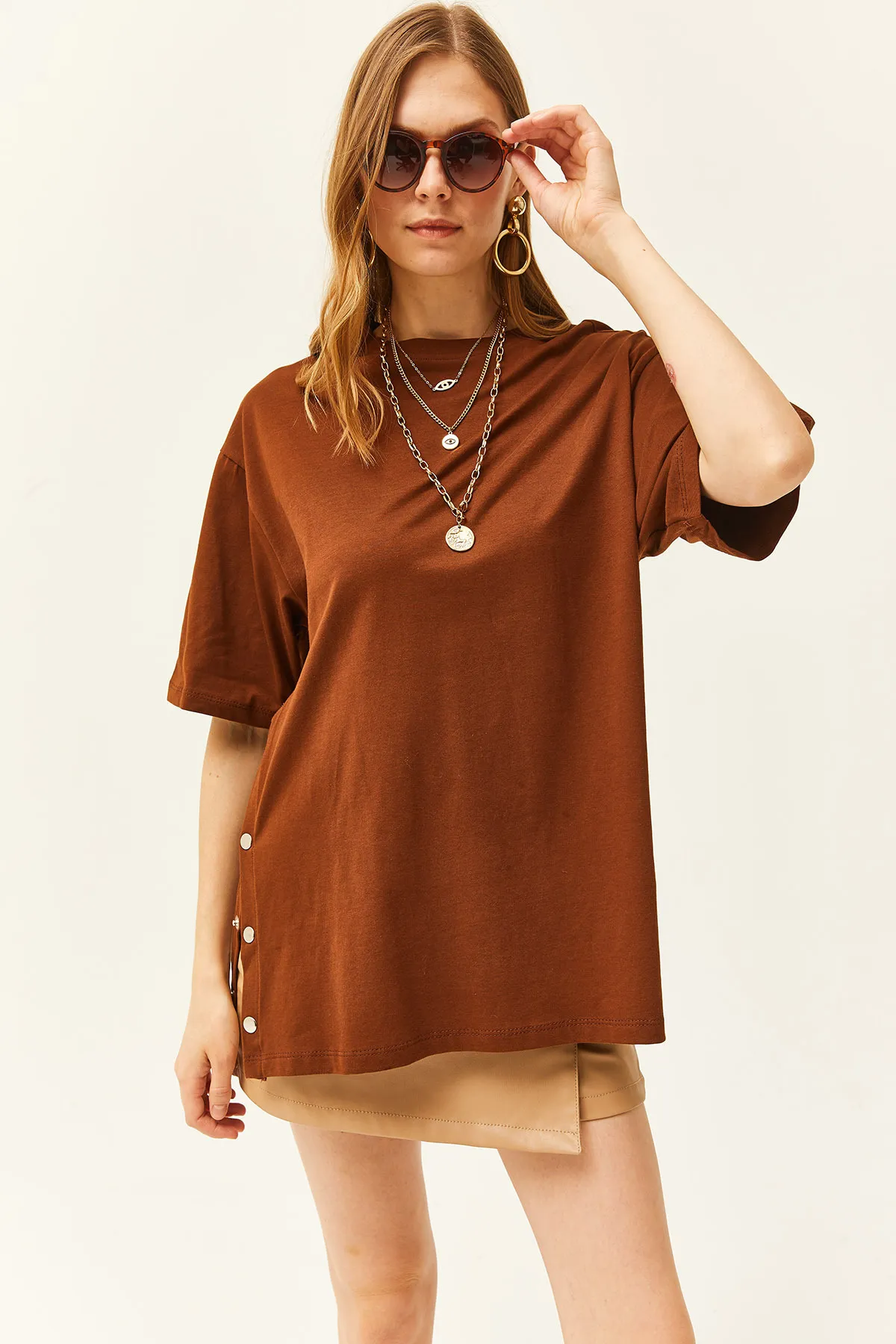 Olalook  Braunes, seitlich geknöpftes Damen-T-Shirt aus Baumwolle TSH-19000762
