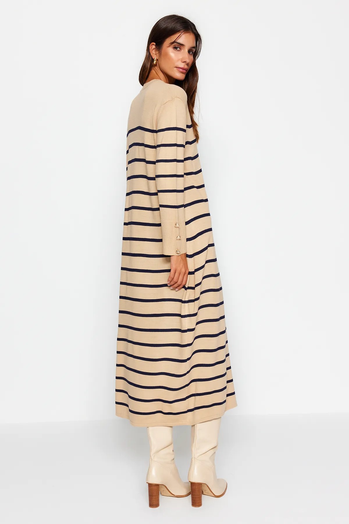 Trendyol Modest  Gestreiftes Strickkleid mit steinfarbenen Ärmeln und Knopfleiste TCTAW24EB00002