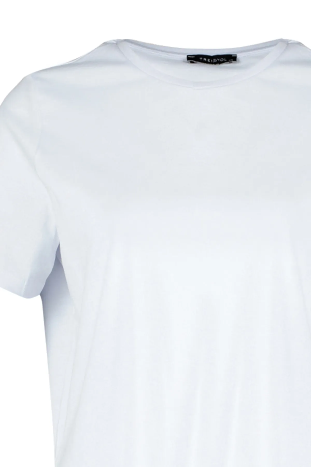 Trendyol Curve  Weißes Basic-Strick-T-Shirt mit Rundhalsausschnitt TBSSS22TS0733