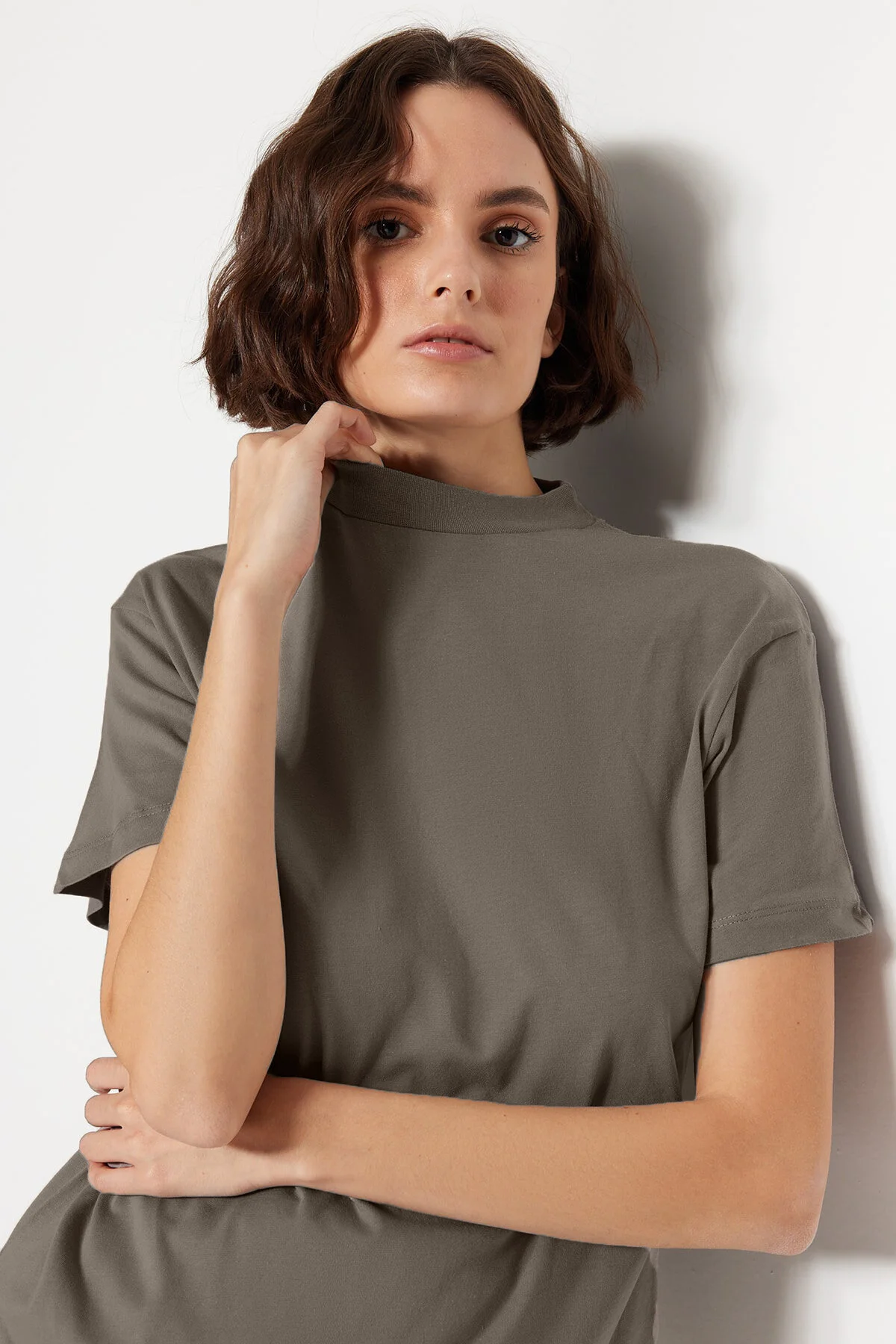 Trendyol Collection  Ölgrün-Grau, 2er-Pack Basic-Strick-T-Shirts aus 100 % Baumwolle mit Stehkragen TWOSS20TS1500