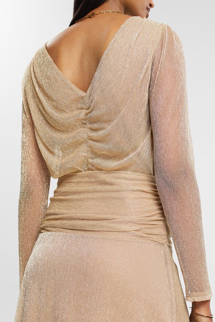 Glitzerndes Meshkleid mit drapierter Taille