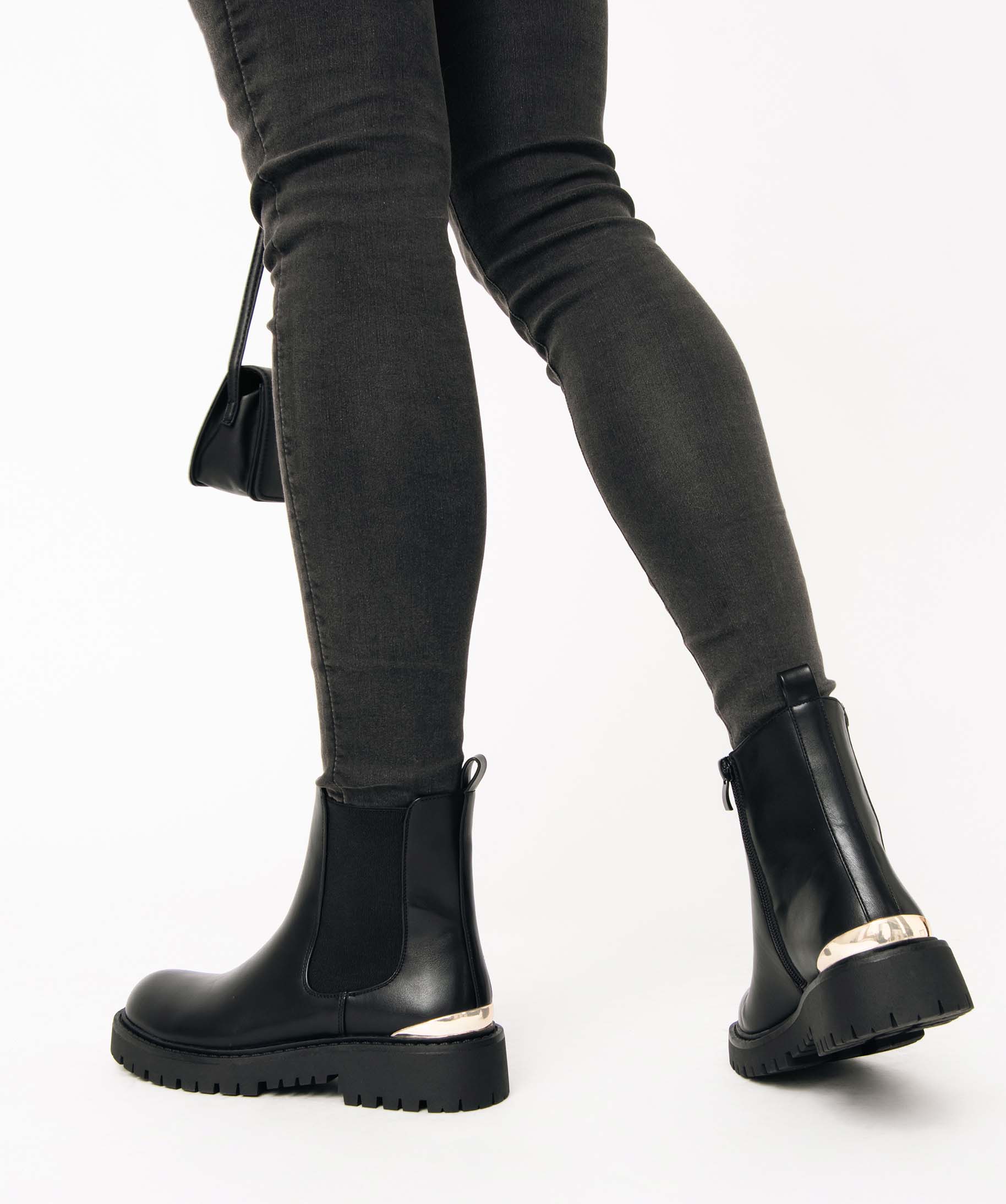 Boots femme style Chelsea crantées avec détail métallisé noir | GEMO