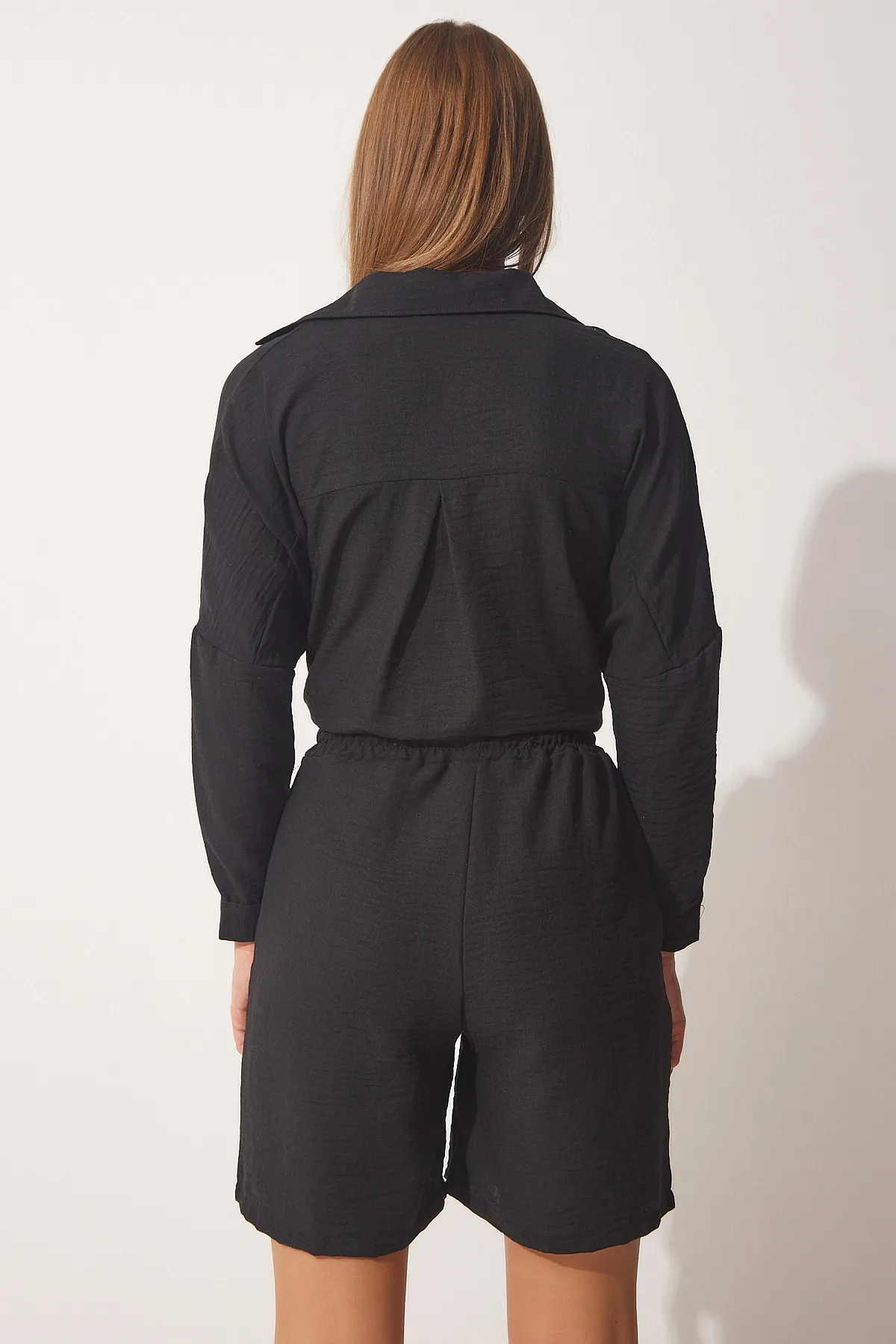 Happiness İstanbul  Schwarzes Sommer-Set aus Leinenhemd und Shorts für Damen DZ00087