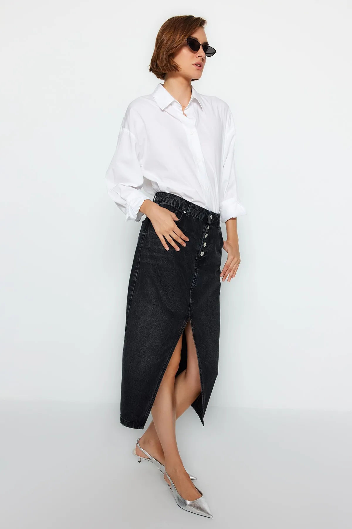 Trendyol Collection  Schwarzer Jeansrock mit Knopfleiste und Schlitz vorne TWOAW24ET00063