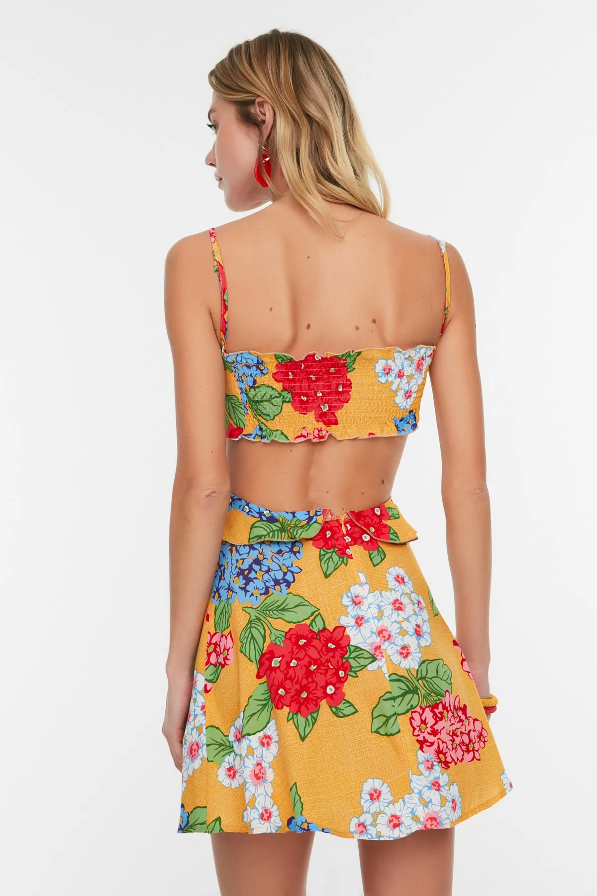 Trendyol Collection  Gelbes, floral gemustertes, detailliertes Strandkleid aus Viskose mit Ausschnitten TBESS21EL1054