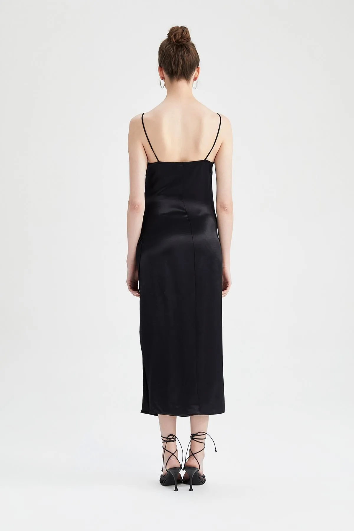 DeFacto  Schwarzes, figurbetontes Midikleid aus Satin – mit Trägern, Z6815az22wn