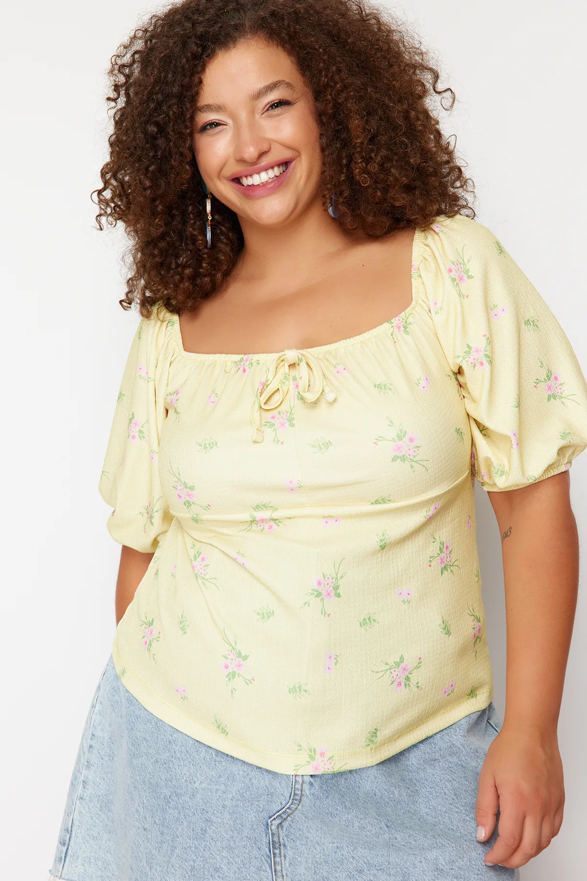 Trendyol Curve  Gelbe Strickbluse mit Blumenmuster TBBSS24AF00086
