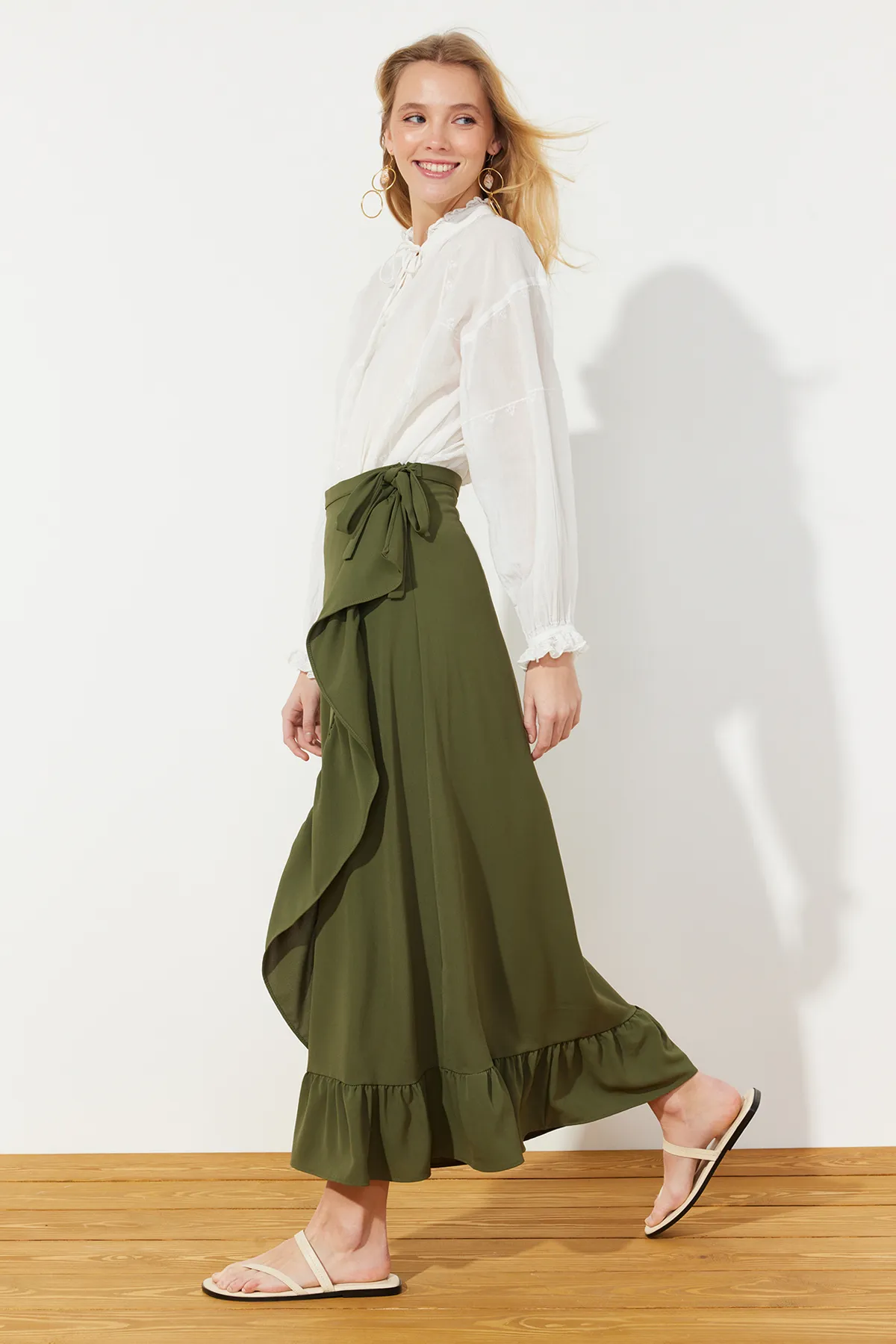 Trendyol Modest  Dunkelkhakifarbener Wickelrock mit Volant und Webmuster TCTSS21ET0579