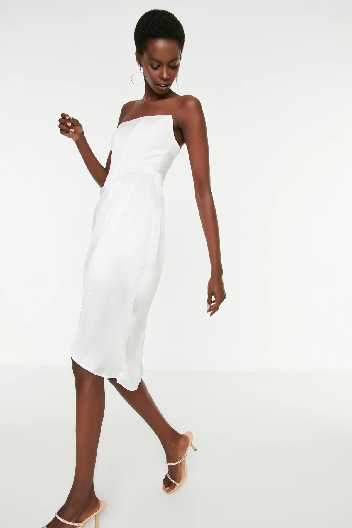 Trendyol Collection  Ecrufarbenes Abendkleid aus Satin mit Bügeln TPRSS22EL2021