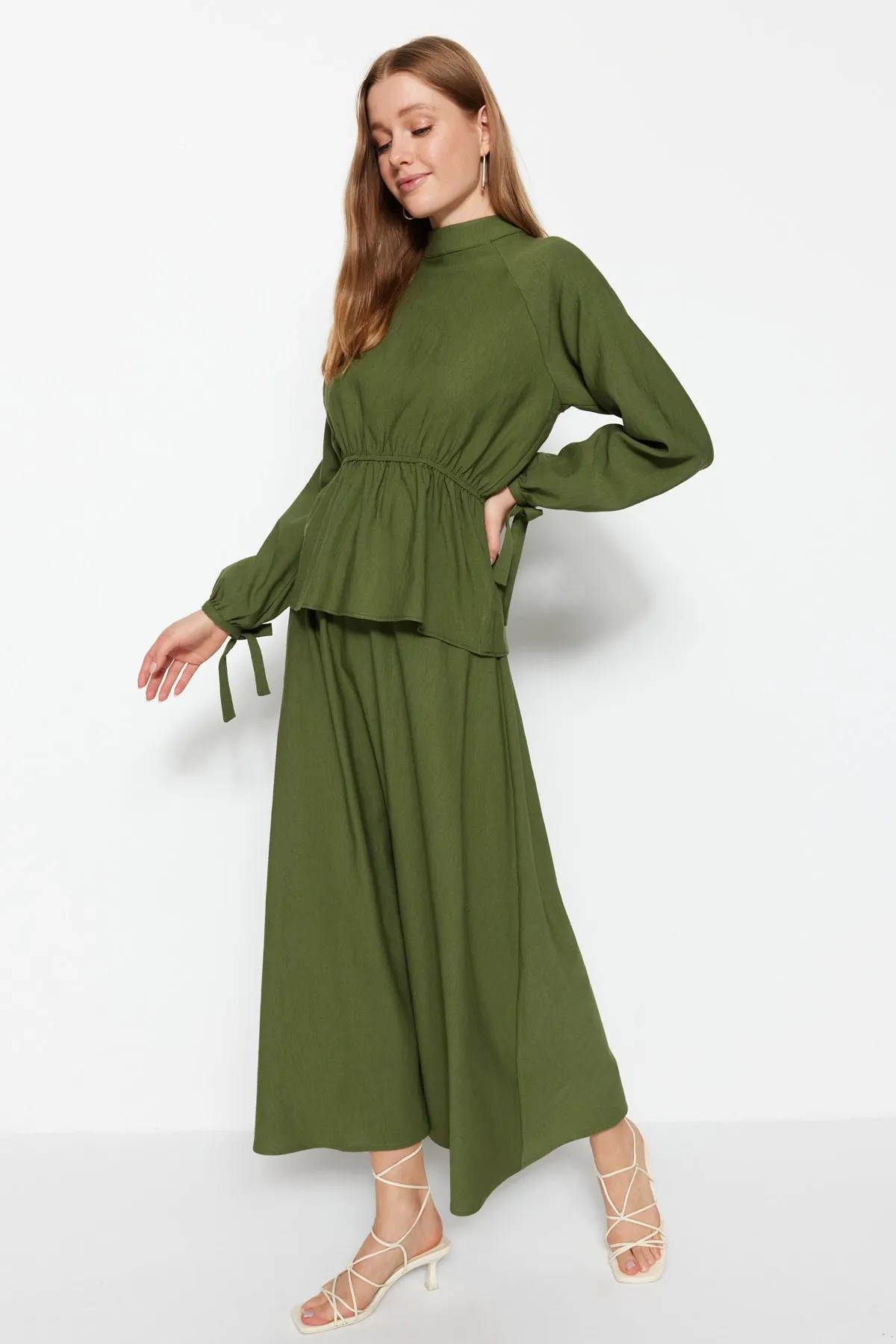 Trendyol Modest  Khakifarbenes Tunika-Rock-Set in gewebter Leinenoptik TCTSS23US00033