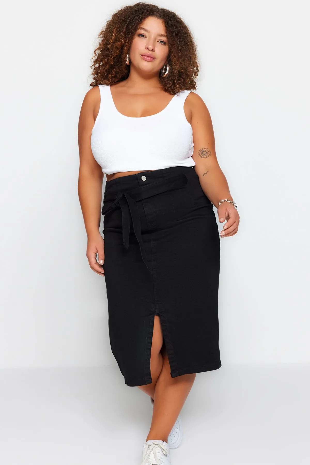 Trendyol Curve  Schwarzer, gerader Rock mit Schlitz und hohem Bund und Gürtel TBSSS23AZ00017
