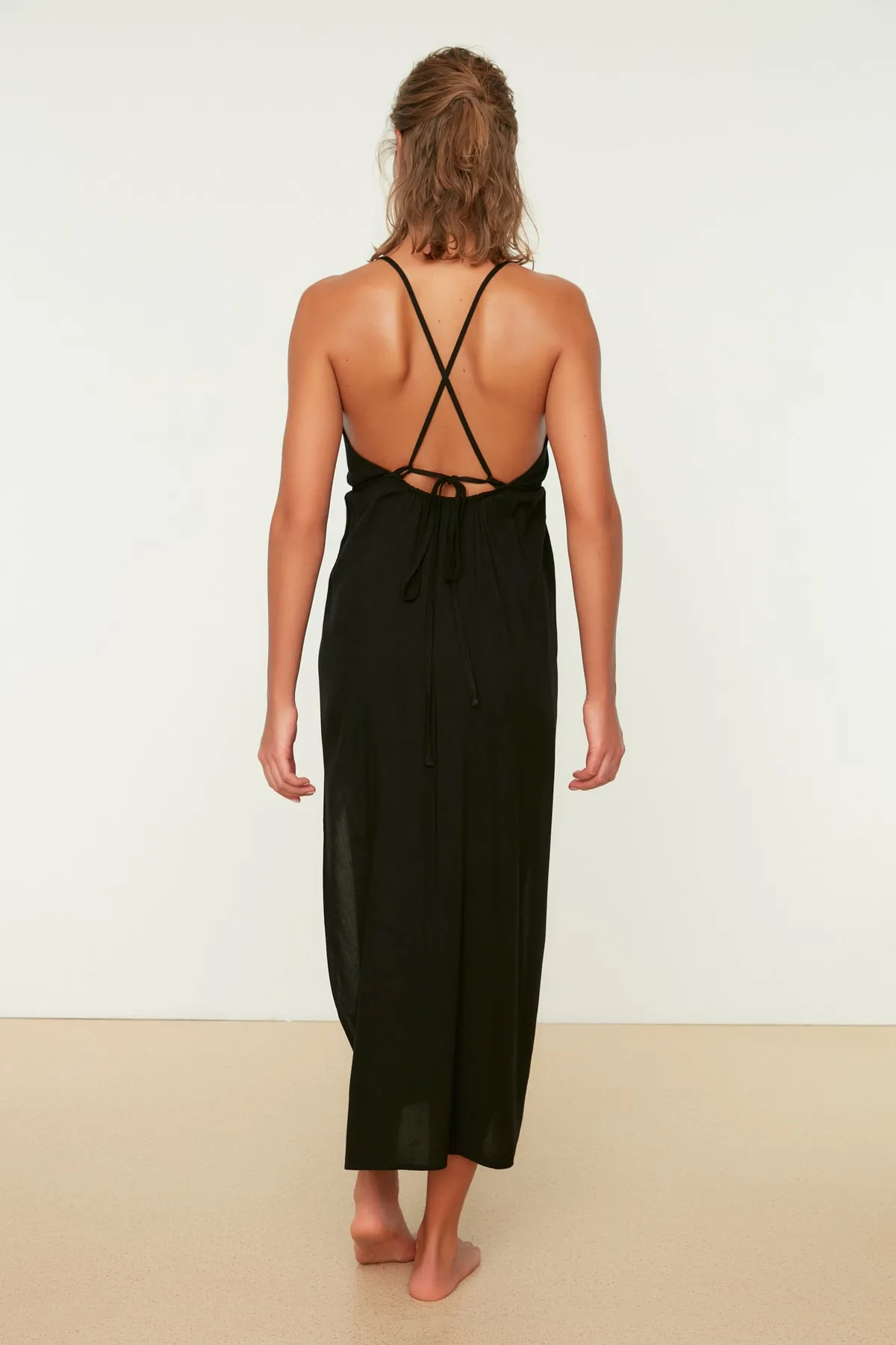 Trendyol Collection  Schwarzes Maxikleid mit gewebtem Schlitz TBESS22EL0840