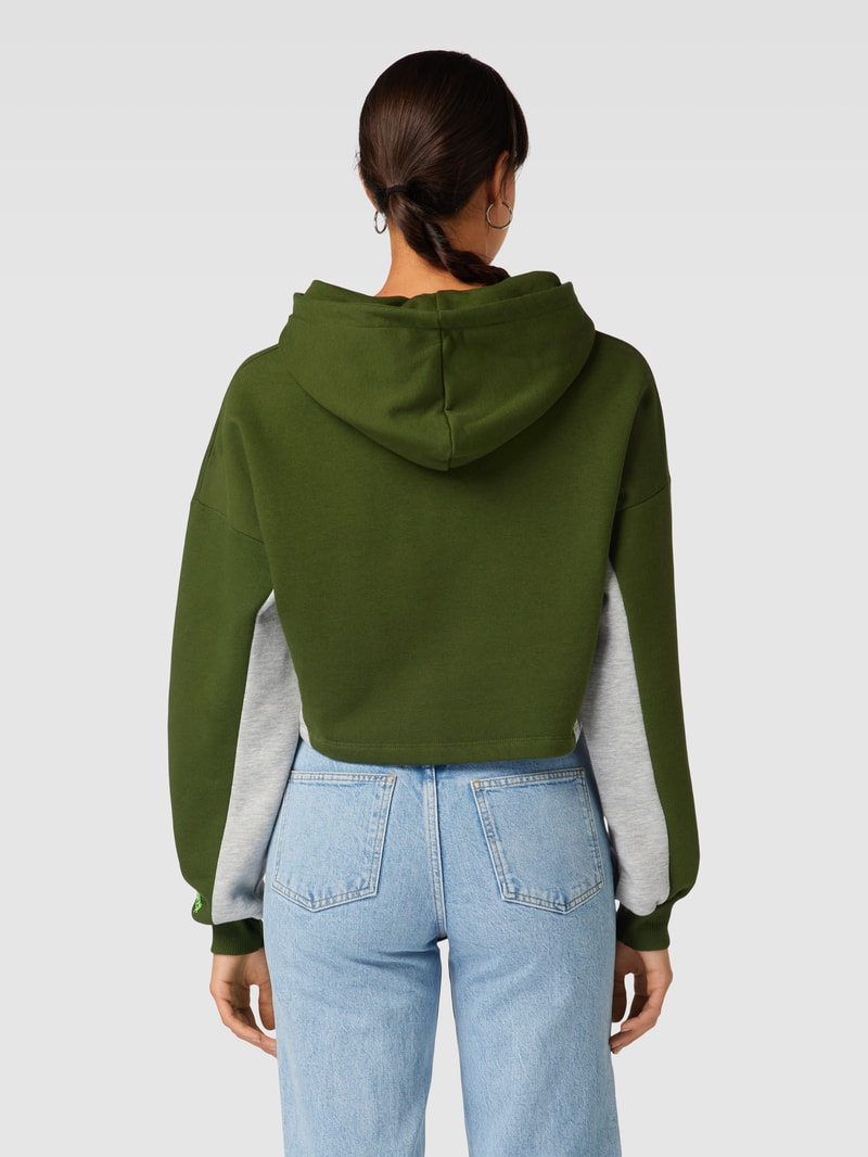 Cropped Hoodie mit überschnittenen Schultern Modell 'FELICIA' in olivgrün