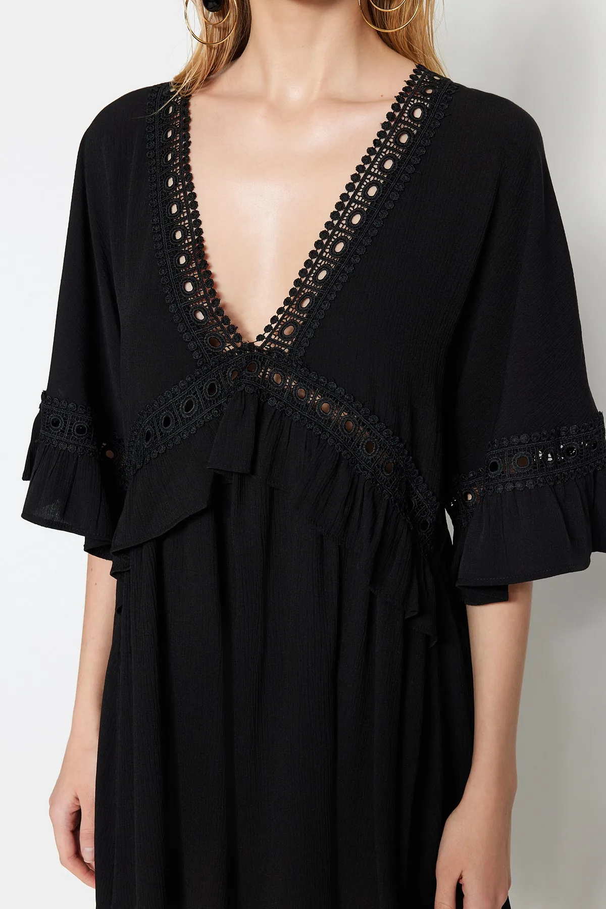 Trendyol Collection  Schwarzes Mini-Strandkleid mit gewebtem Band-Accessoire TBESS21EL2759