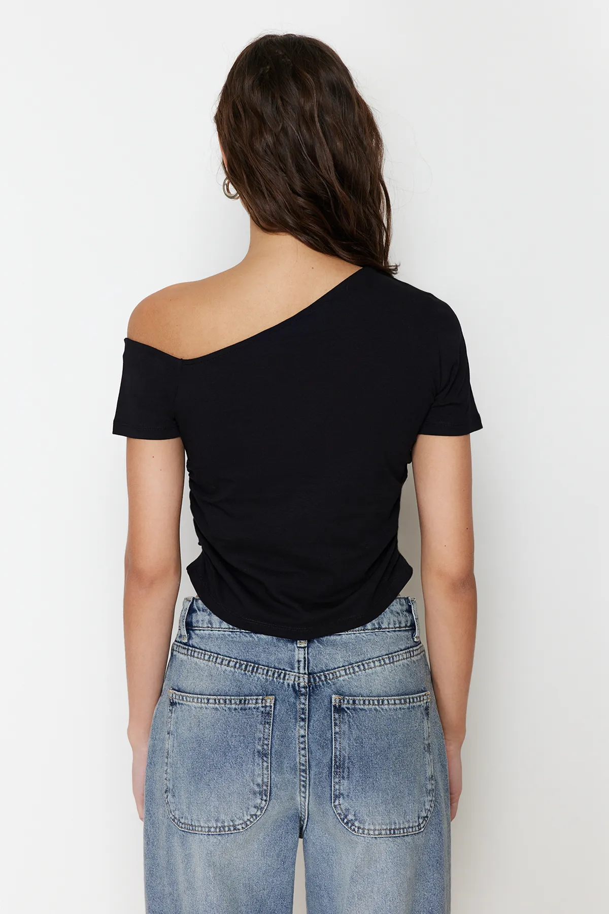 Trendyol Collection  Schwarze, geraffte, dehnbare Strickbluse mit asymmetrischem Kragen TWOSS24BZ00073
