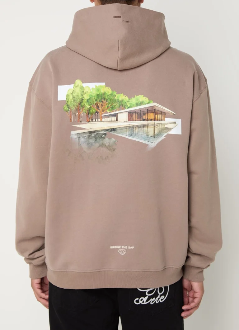 Filling Pieces Pavilion -huppari luomupuuvillaa, jossa on painatus edessä ja takana