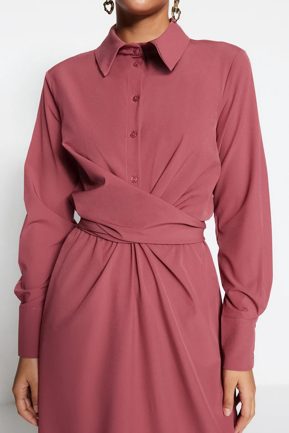 Trendyol Modest  Gewebtes Kleid aus Fallschirmstoff mit getrockneter Rose, Schnürung und detaillierter halber Knopfleiste TCTSS23EB00103