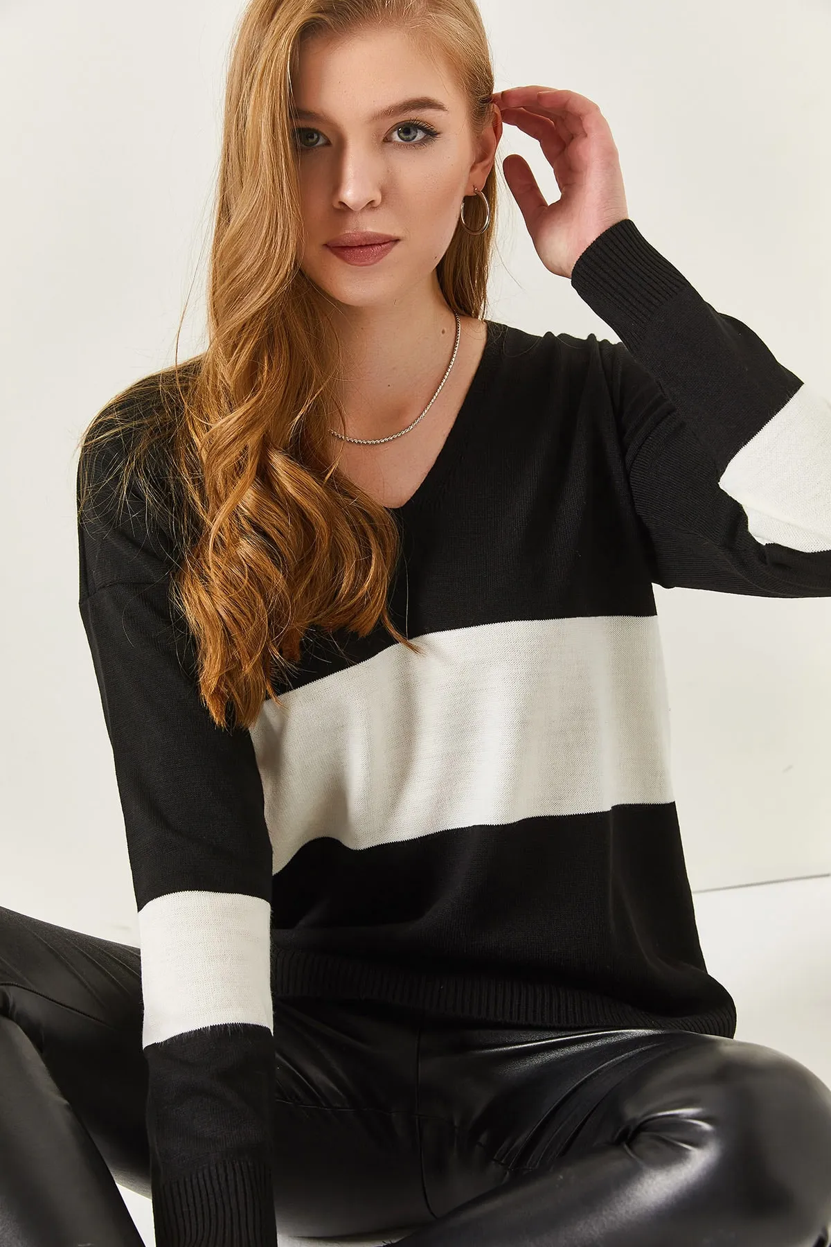 armonika  Schwarzer zweifarbiger Damenpullover mit V-Ausschnitt und kurzer Vorderseite und langer Rückseite ARM-18K012042