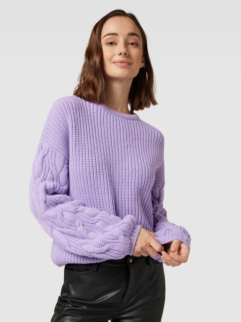 Strickpullover mit Zopfmuster in flieder