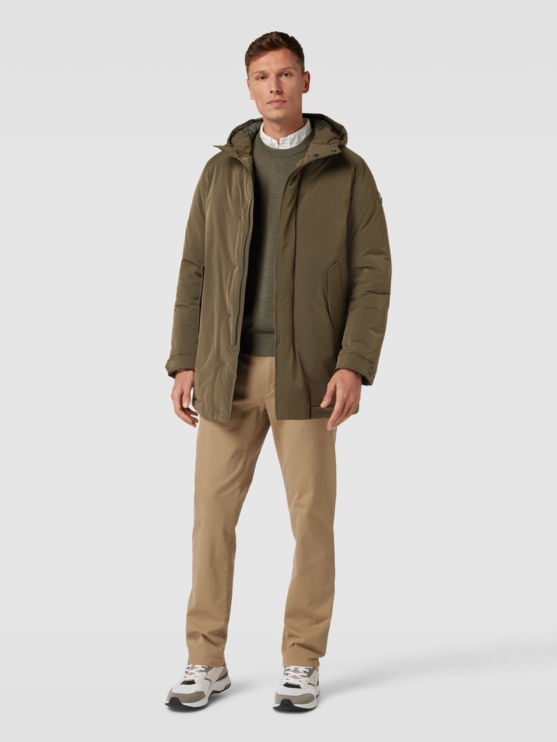 Daunenjacke mit Label-Patch in olivgrün