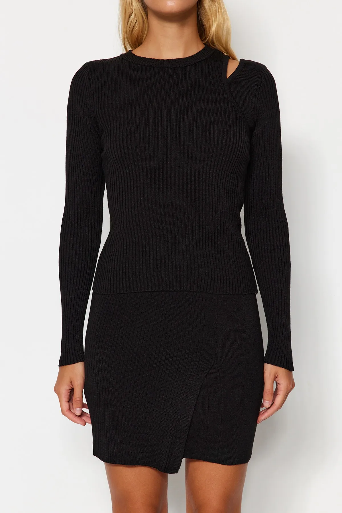 Trendyol Collection  Schwarzes 3-teiliges Strick-Set bestehend aus Rock, Bluse, Pullover, Oberteil und Unterteil TWOAW24AU00079