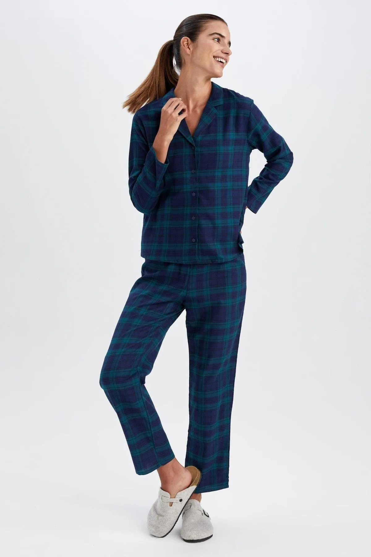DeFacto  Pyjama-Set aus kariertem Flanell mit „Fall In Love“-Pyjama-Kragen mit Neujahrsmotiv