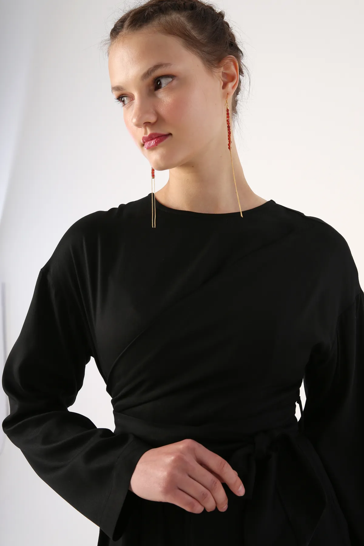 ALLDAY  Schwarzes Viskosekleid mit Rundhalsausschnitt und Bindedetail an der Taille