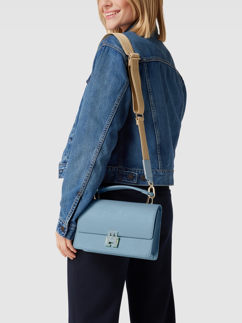 Umhängetasche aus Leder mit Label-Applikation in hellblau