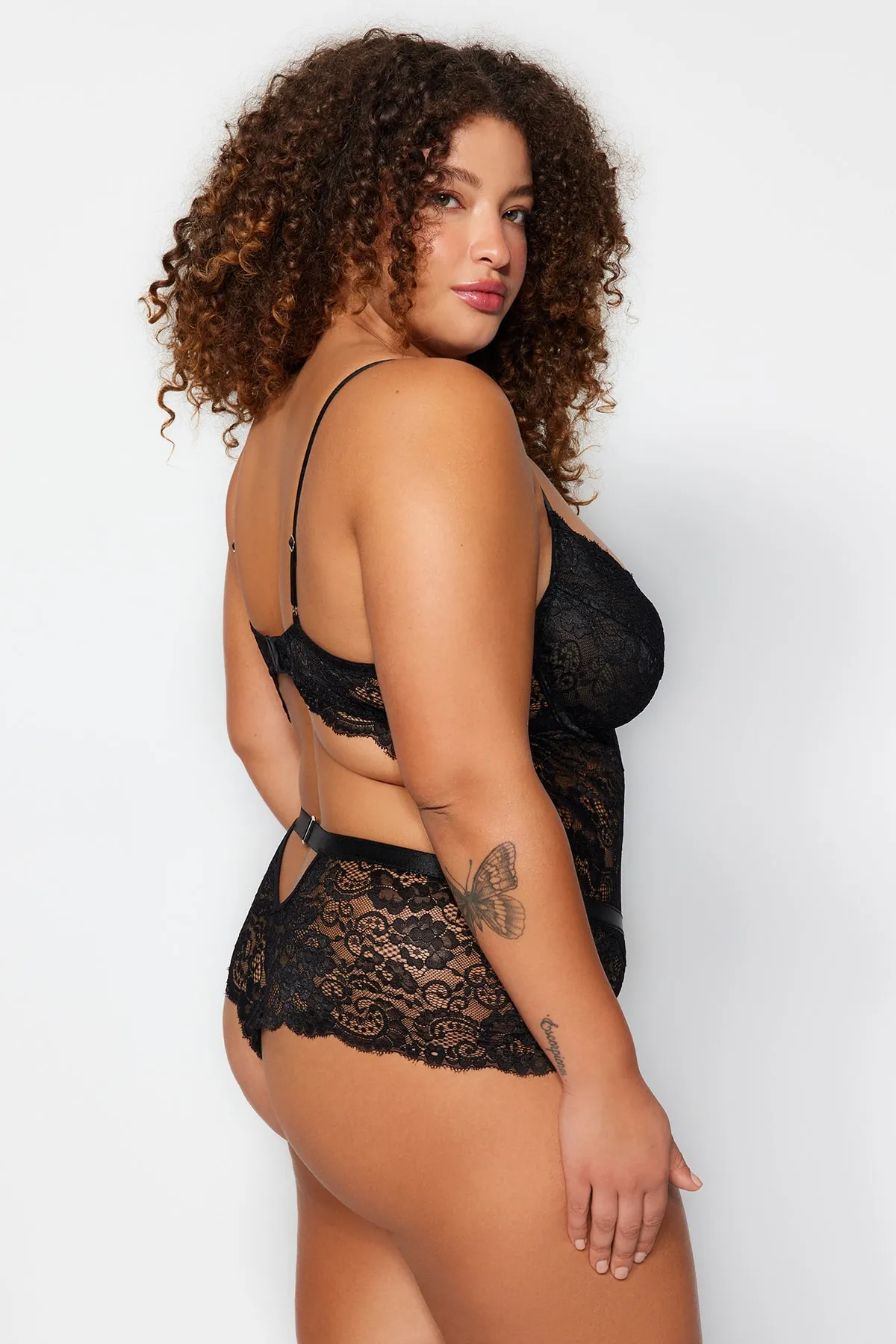 Trendyol Curve  Schwarzer Träger-Body aus Spitze in Übergröße TBBAW24CS00000