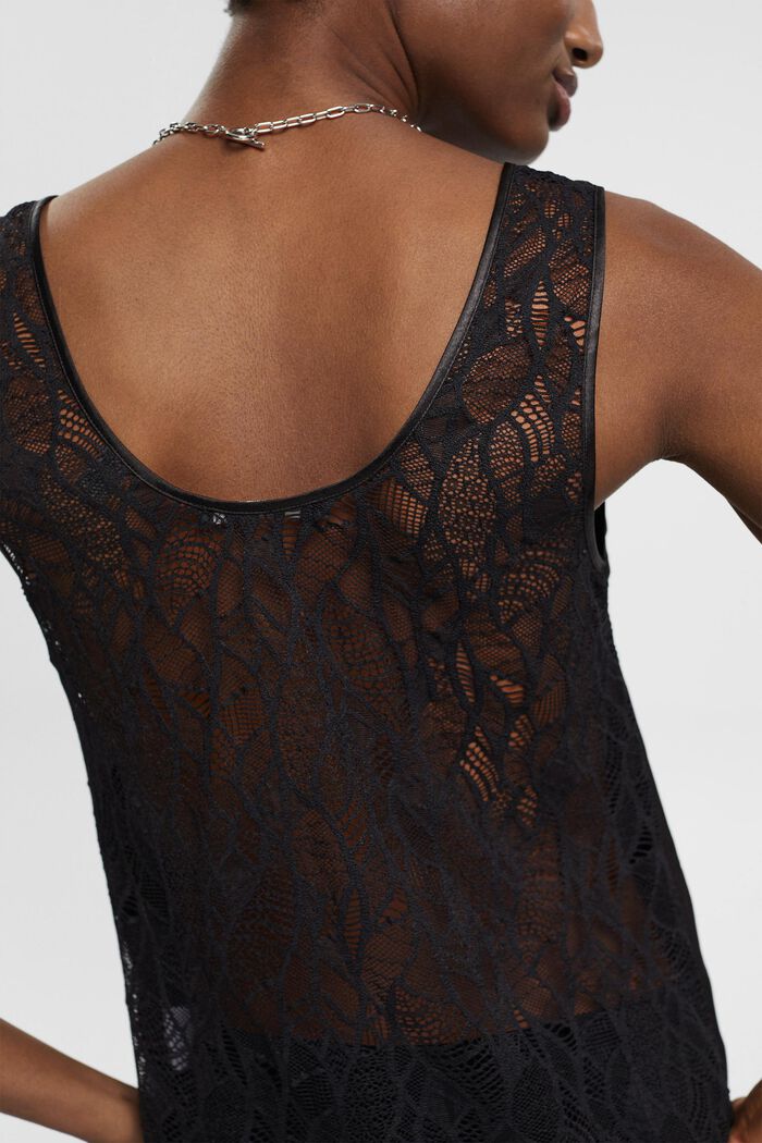 Spitzentop aus Material-Mix