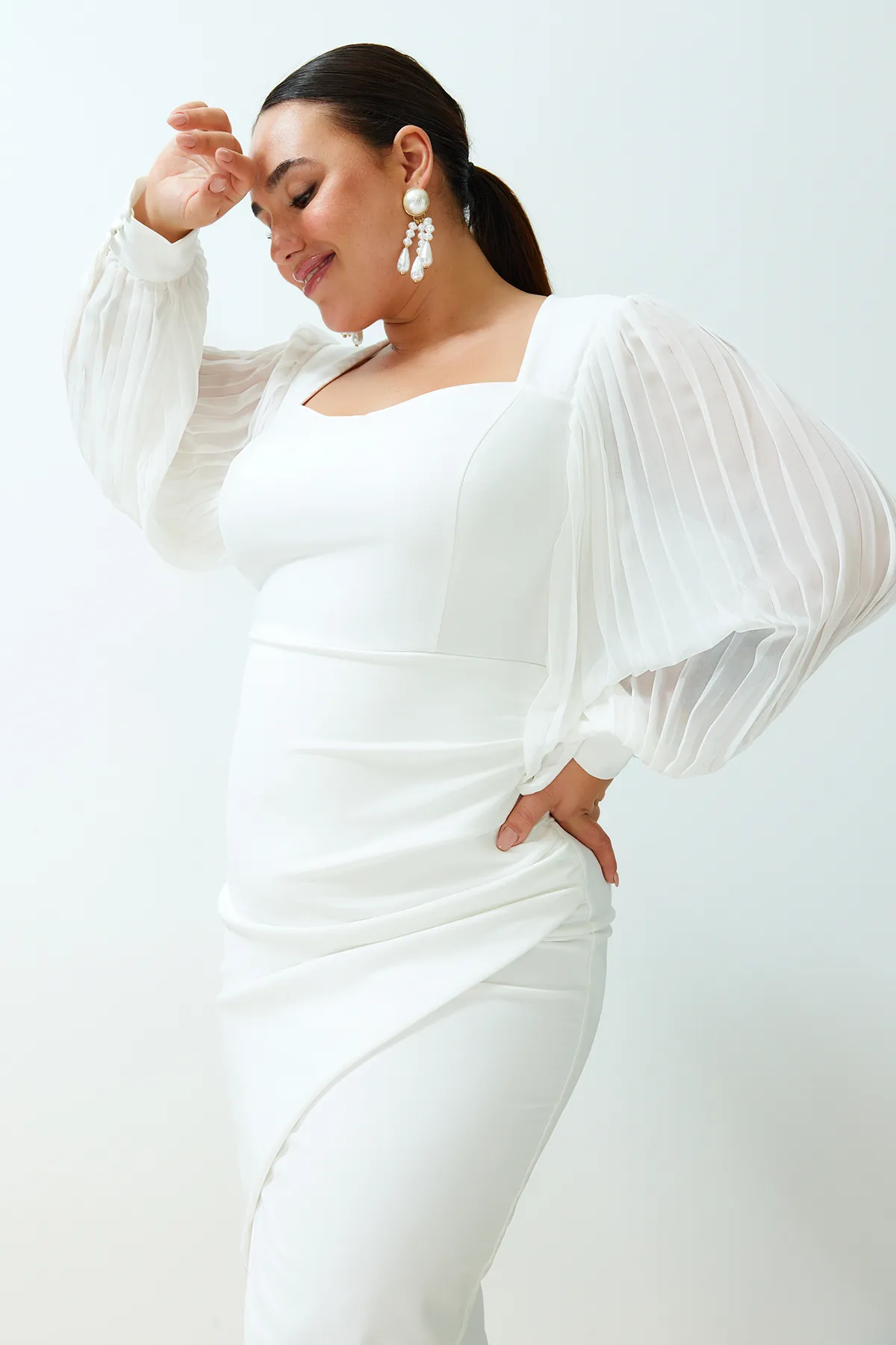 Trendyol Curve  Finike – Gewebtes weißes Kleid in Übergröße