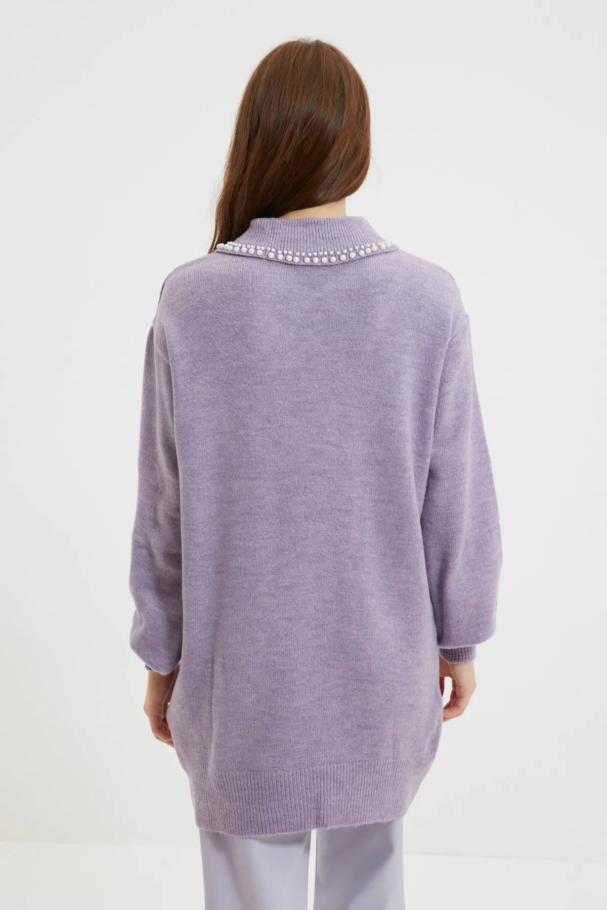 Trendyol Modest  Fliederfarbener, weicher Strickpullover mit Perlenmuster für Babykragen TCTAW22AK0238