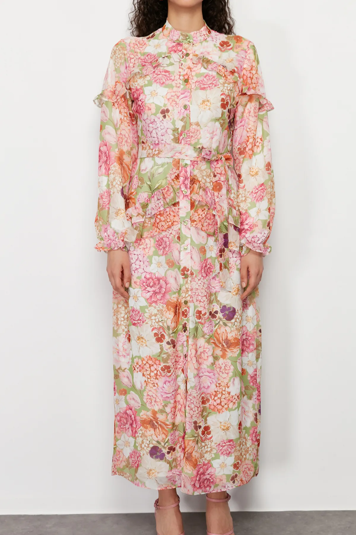 Trendyol Modest  Rosa Kleid aus gewebtem Chiffon mit Blumenmuster, Rüschendetail und Futter TCTSS24EB00003