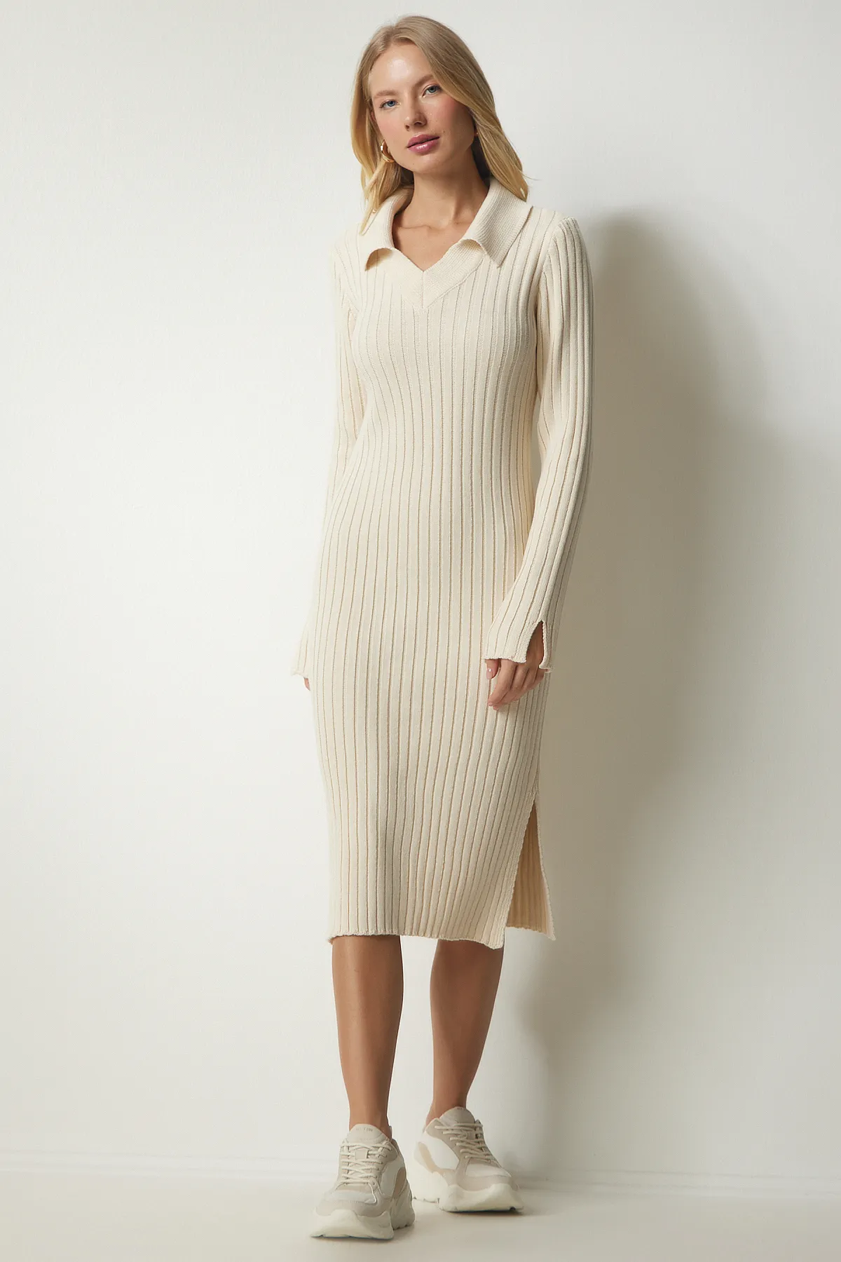 Happiness İstanbul  Geripptes Strickkleid mit Rollkragen für Damen in Creme Kİ00103
